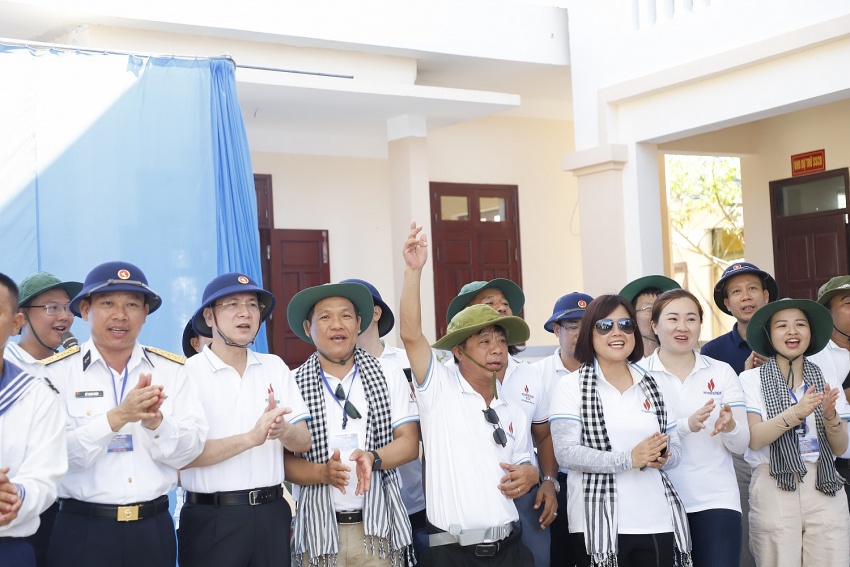 Petrovietnam thăm, động viên cán bộ chiến sĩ, người dân tại huyện đảo Trường Sa và Nhà giàn DK1/9 – Ba Kè